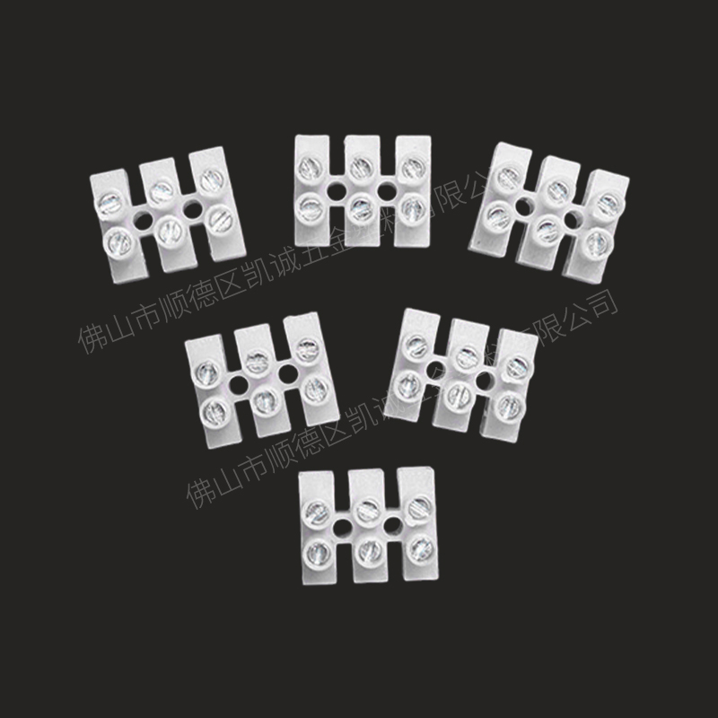 How can terminal blocks avoid the risk of leakage and short circuit in humid environments?